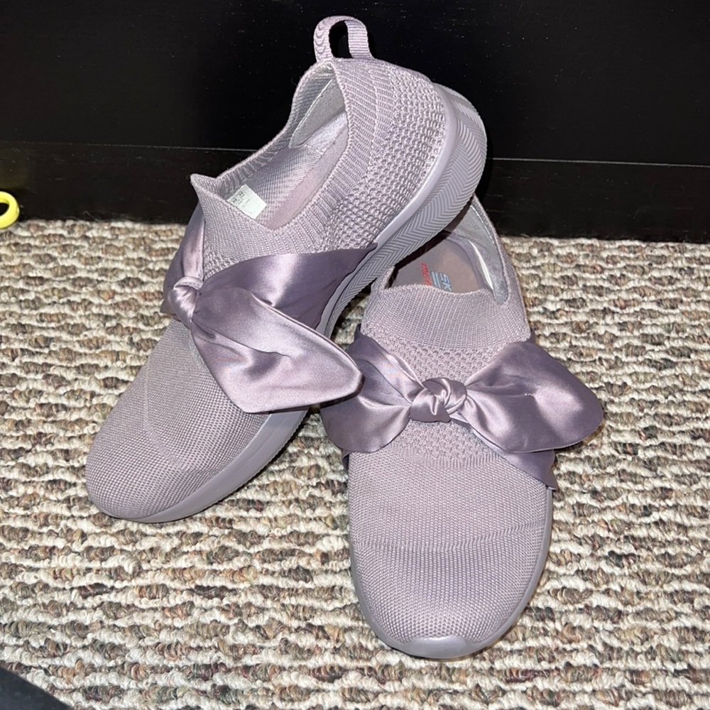 Skechers memory foam slip on sneakers.size 9